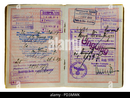 1935's vintage passeport français, avec 1936 pages, 1937 en allemand et en français, les marques de timbres visas Banque D'Images