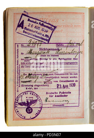 1935's vintage passeport français, le 26 août 1939 avec la page tampons de visa marque allemande Banque D'Images