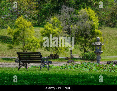 Un banc au jardin japonais en journée d'été. Banque D'Images