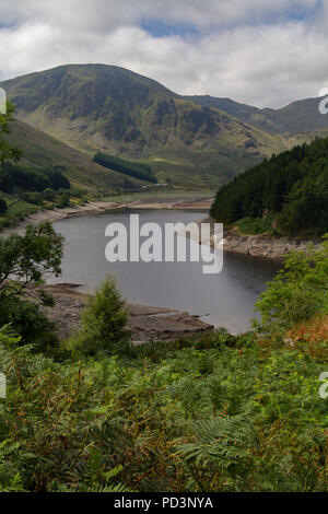 Au niveau de l'eau faible Haweswater révèle le reste de vert Mardale Banque D'Images