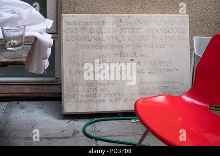 Au cour de l'ancienne Grande Synagogue, rue du jardin, l'Est de Londres, maintenant utilisé comme bureaux et studios d'artistes. Photo montre des plaques de synagogue d'origine. Banque D'Images