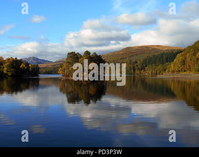 Magnifique Loch Katrine en Ecosse centrale est un réservoir qui alimente la majeure partie de l'eau pour la ville de Glasgow, en Écosse. Banque D'Images