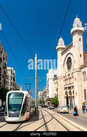 Tramway à la mosquée Abdellah Ben Salem à Oran, Algérie Banque D'Images