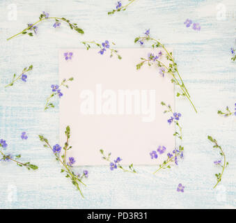 Page de scrapbooking ou de mariage album photo de famille, printemps cadre avec des fleurs bleues sur fond de bois clair ; haut Vue, télévision lay, overhead view Banque D'Images