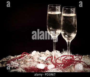 Fun toy snowman et deux verres de champagne on a black background Banque D'Images