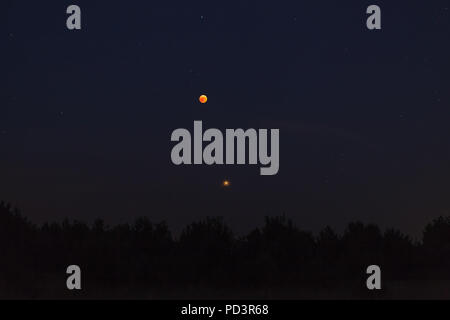 Ciel de nuit plus de forêt, plein eclispse visibles de la Lune, Mars en périgée Banque D'Images