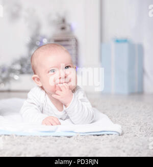 Portrait de quatre mois - heureux l'enfant dans la crèche Banque D'Images