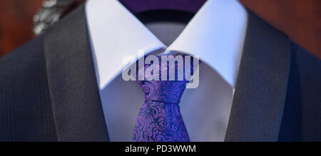Cropped shot of costume bleu marine avec une chemise blanche et cravate de soie brodée, homme accessoires pour la tenue de ville, ou élégant ensemble marié Banque D'Images
