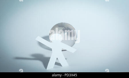 Papier élégant homme debout près de la planète Banque D'Images