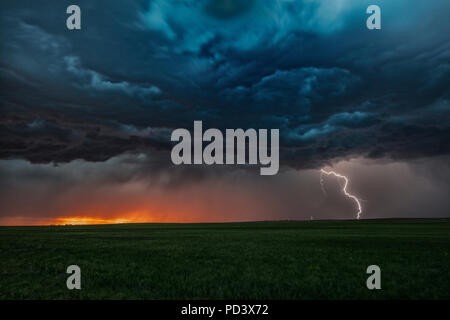 Asperatus nuages dans le coucher du soleil et des éclairs nuage-sol, vis, Nebraska, États-Unis Banque D'Images