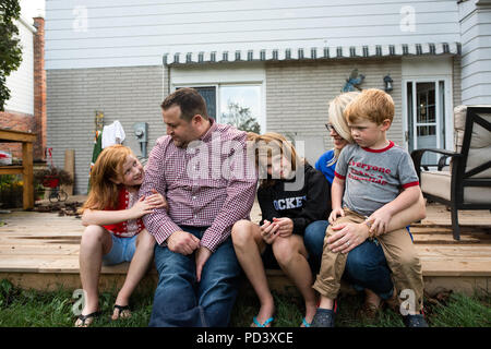 Famille de cinq sur la terrasse du jardin Banque D'Images