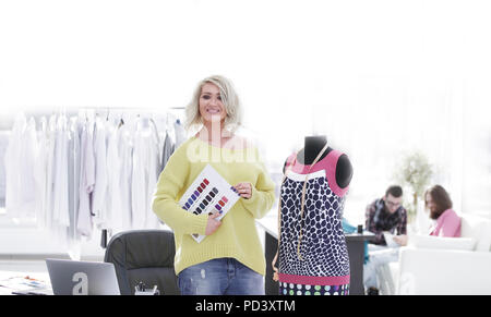 Femme de mode avec les échantillons de tissus de la nouvelle collection Banque D'Images