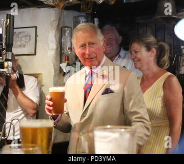 Le prince Charles rend visite à l'église St Digain Llangernyw au Pays de Galles et pop de l'ancien pub Stag pour une pinte rapide, qu'il verse lui-même. Comprend : le Prince Charles Où : LLangernyw, Royaume-Uni Quand : 06 juillet 2018 Source : WENN.com Banque D'Images