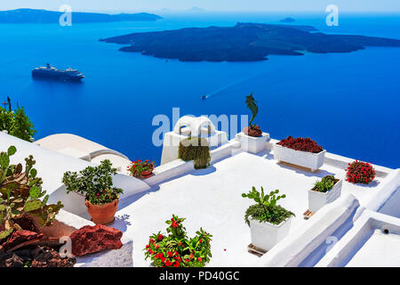 L'île de Santorin, Grèce : Vue détaillée d'une terrasse décorée avec des fleurs sur la caldera Caldera Banque D'Images