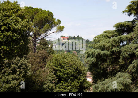 Une villa nichée dans un écrin de différends au sommet d'une colline, vue depuis les jardins de Boboli à Florence (Toscane - Italie). Banque D'Images