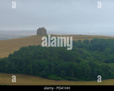 Vue depuis la colline Abbotsbury St Catherine's Church in Abbotsbury Swannery et avec la flotte de Chesil Beach dans l'arrière-plan, Dorset, UK Banque D'Images