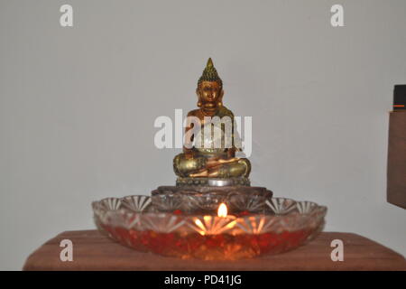 Seigneur Gautama Buddha statue avec la lumière des bougies Banque D'Images
