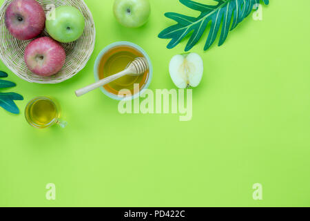 Vue de dessus de table décorations de image aérienne juive de Rosh Hashana le concept d'arrière-plan.Télévision laïcs de variété de pomme et abeille à miel et vert à gauche sur Banque D'Images