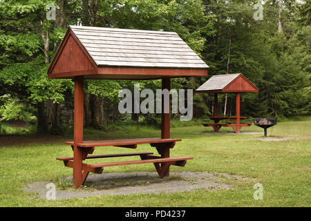 Barbecue et table de pique-nique couverte toit dans le parc cadre rural. Banque D'Images