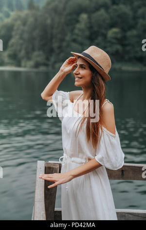 Girl portrait d'été. Asian woman smiling happy aux beaux jours d'été ou au printemps, à l'extérieur dans le parc par lac. Banque D'Images