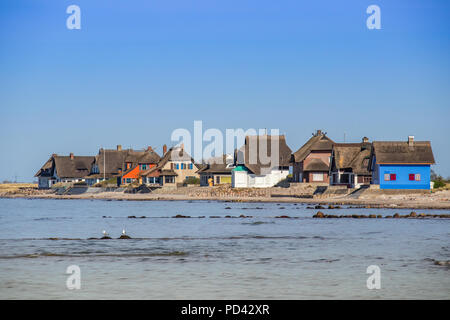 Beach villas et cottages au toit de chaume sur Graswarder péninsule en Heiligenhafen, Schleswig-Holstein, Allemagne Banque D'Images