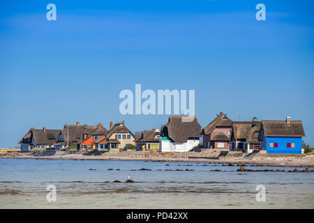 Beach villas et cottages au toit de chaume sur Graswarder péninsule en Heiligenhafen, Schleswig-Holstein, Allemagne Banque D'Images