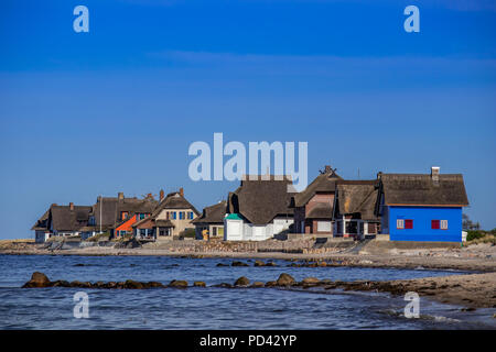 Beach villas et cottages au toit de chaume sur Graswarder péninsule en Heiligenhafen, Schleswig-Holstein, Allemagne Banque D'Images