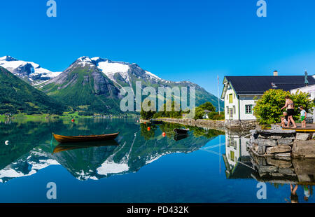 Hjelle, ouest de la Norvège, magnifiquement situé au bord du lac Oppstrynsvatnet. Banque D'Images