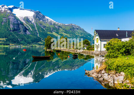 Hjelle, ouest de la Norvège, magnifiquement situé au bord du lac Oppstrynsvatnet. Banque D'Images