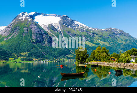 Hjelle, ouest de la Norvège, magnifiquement situé au bord du lac Oppstrynsvatnet. Banque D'Images