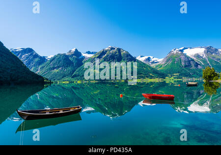 Hjelle, ouest de la Norvège, magnifiquement situé au bord du lac Oppstrynsvatnet. Banque D'Images