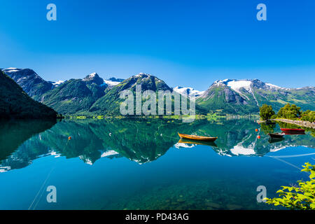 Hjelle, ouest de la Norvège, magnifiquement situé au bord du lac Oppstrynsvatnet. Banque D'Images