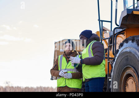 Deux travailleurs sur site industriel en plein air Banque D'Images