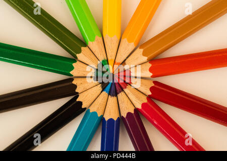 Crayons de couleur dans un cercle Banque D'Images