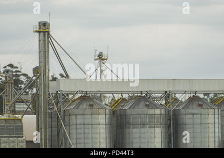 Gros grain terminal dans le port fluvial. Et la capacité de stockage du grain. Transport de produits agricoles. Banque D'Images