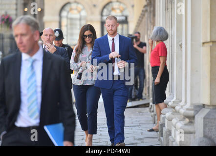 Angleterre cricketer Ben Stokes avec sa femme Clare Ratcliffe pendant une pause déjeuner à l'extérieur de la Crown Court de Bristol, où il est en procès accusé d'échauffourée. Banque D'Images