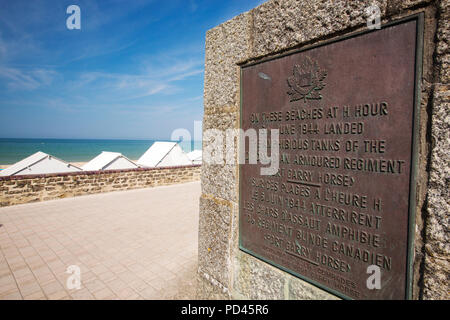 Une plaque sur les soldats canadiens qui ont libéré Juno Beach le D-Day, Bernieres-sur-Mer, Normandie, France. Banque D'Images