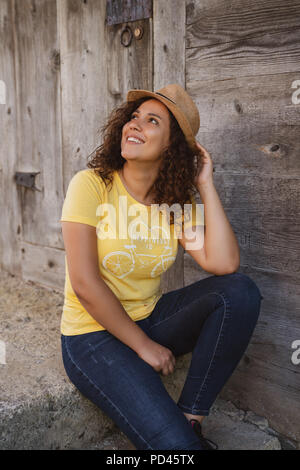 Close up portrait of a smiling young woman smiling bouclés à l'extérieur. Banque D'Images