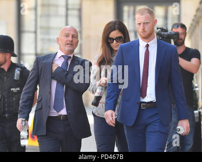 Angleterre cricketer Ben Stokes (à droite) avec sa femme Clare Ratcliffe pendant une pause déjeuner à l'extérieur de la Crown Court de Bristol, où il est en procès accusé d'échauffourée. Banque D'Images