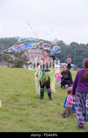 Chepstow, Pays de Galles - 14 août : Bubblemen au travail - une fée verte crée des bulles géantes pour beaucoup d'enfants à jouer et pop, 14 août 2015 à la collecte verte Banque D'Images