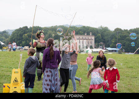 Chepstow, Pays de Galles - 14 août : Bubblemen au travail - une fée verte crée des bulles géantes pour beaucoup d'enfants à jouer et pop, 14 août 2015 à la collecte verte Banque D'Images