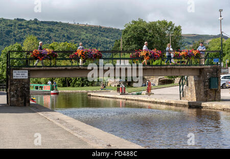 Llangollen Canal au bassin de Trevor, Denbighshire, North East Wales. Pont sur le canal d'affichage décoré de fleurs Banque D'Images