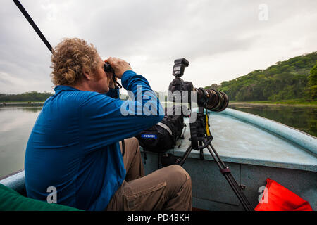 Photographe en plein air à la découverte de la forêt environnante et Rio Chagres, République du Panama. Banque D'Images