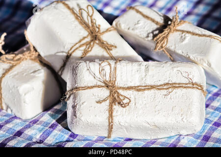 Morceaux de savon sur un tissu à carreaux Banque D'Images