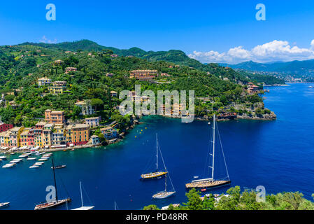 Portofino, Italie - maisons colorées et yacht dans Little Bay Harbor. Gênes, Ligurie, province de l'Italie. Village de pêcheurs italiens avec une vue magnifique sur la mer de la côte Banque D'Images