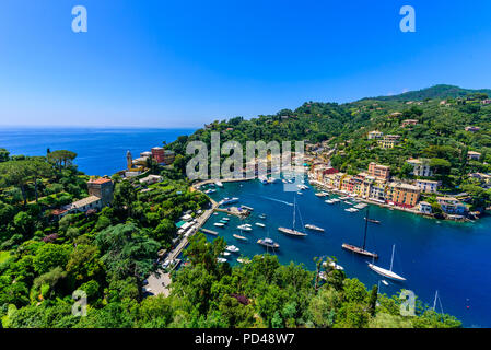 Portofino, Italie - maisons colorées et yacht dans Little Bay Harbor. Gênes, Ligurie, province de l'Italie. Village de pêcheurs italiens avec une vue magnifique sur la mer de la côte Banque D'Images