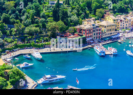 Portofino, Italie - maisons colorées et yacht dans Little Bay Harbor. Gênes, Ligurie, province de l'Italie. Village de pêcheurs italiens avec une vue magnifique sur la mer de la côte Banque D'Images