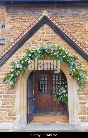 Des arrangements floraux à l'entrée de Saint Pierre et Saint Paul's Church à Godalming en Juillet Banque D'Images