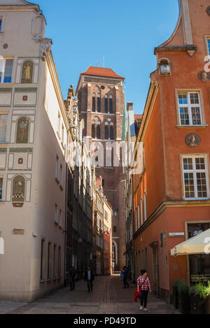 Gdansk, vue de la rue le long de l'Étroit Kaletnicza Street en direction de la tour de l'église St Mary de la vieille ville de Gdansk, Pologne. Banque D'Images