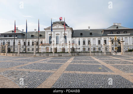 Palais Grassalkovich baroque de 176o (avant) depuis 1939 siège de la présidents Slovaque Banque D'Images